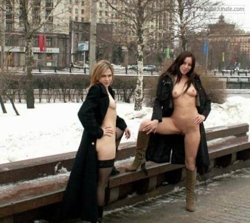 Flashing Store Pics: 2 Russian girls wintertime