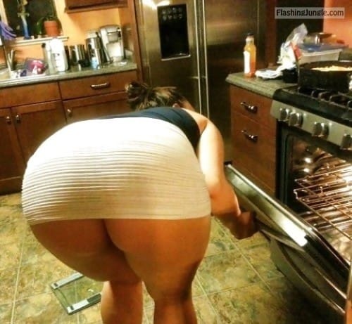 Ass Flash Pics: Friend’s wife in kitchen making dinner pantyless