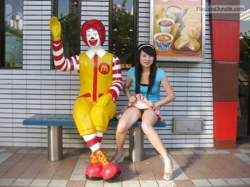 Upskirt Pics Pussy Flash Pics Public Flashing Pics No Panties Pics  : Pantyless Japanese girl in front of McDonald’s