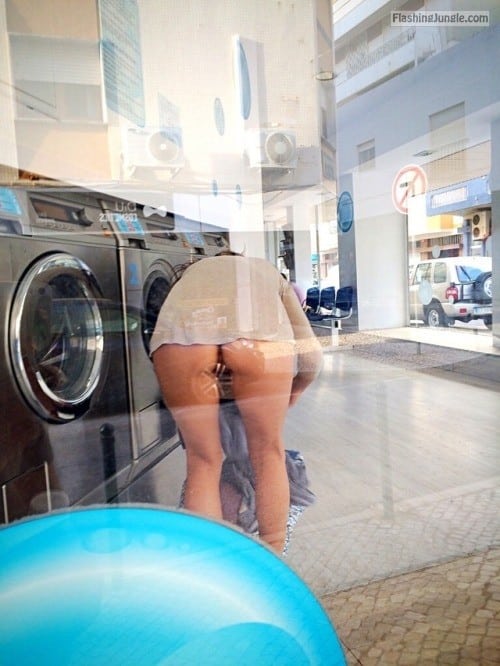 Voyeur Pics Upskirt Pics Teen Flashing Pics Public Flashing Pics No Panties Pics Ass Flash Pics  : Upskirt laundromat Caught pantyless at laundromat