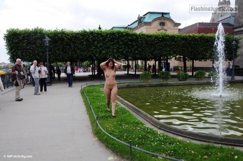 mom walking around house naked - Naked walk around fountain : On lui avait répété des dizaines de fois qu’il… - Public Nudity Pics