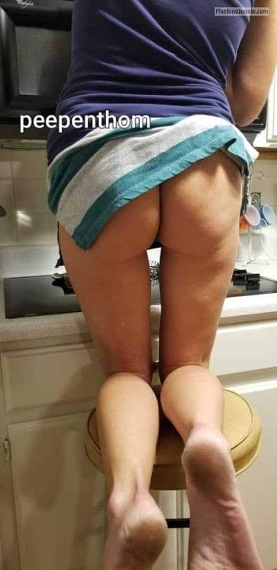 No Panties Pics Mature Flashing Pics Hotwife Pics Ass Flash Pics  : Hot housewife flashes her booty while cleaning the kitchen