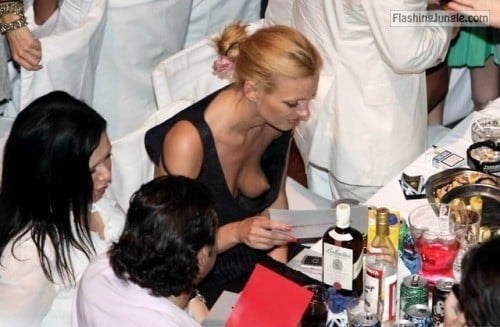 Public Flashing Pics: Downbouse Kate Bosworth – bog tit and nipple caught by voyeur