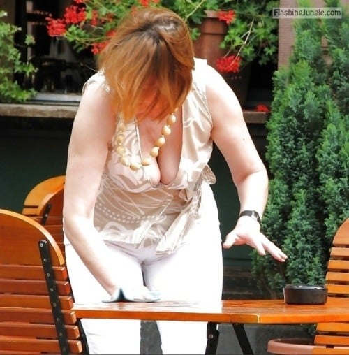 Voyeur Pics Boobs Flash Pics  : Waitress downblouse cleavage