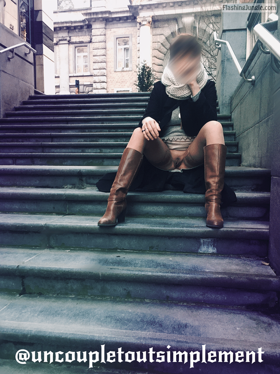 pantyless public - Sitting pantyless on public stairs – Fashion style Petite ballade en ville - No Panties Pics