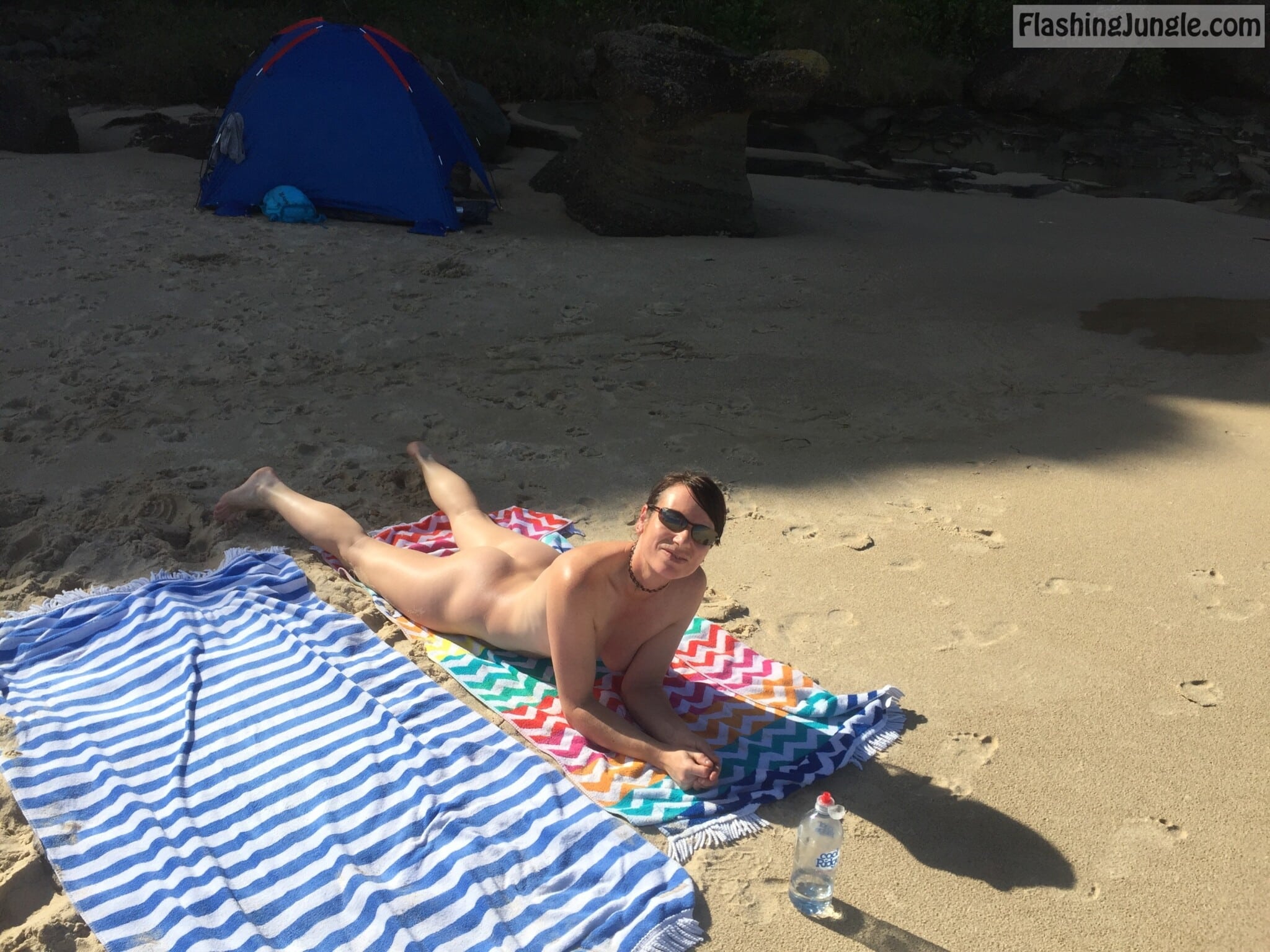 naked voyeur - milf showing hot ass and naked body for beach voyeurs - Hotwife Pics