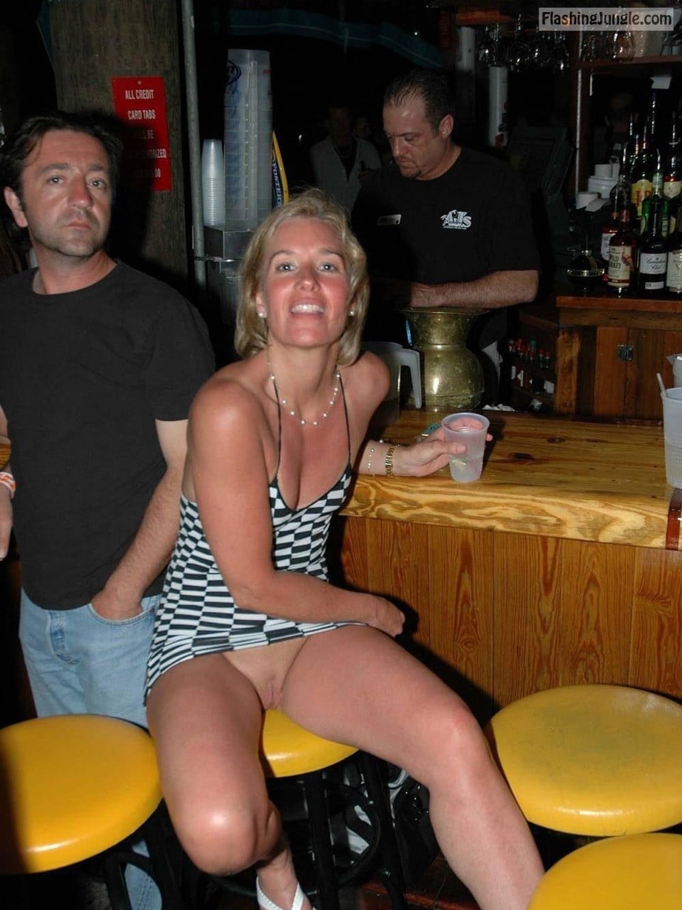 tight skirt bending upskirt - L3x6F9biriochtvmv8YgMXqYo1_1280 - Hotwife Pics