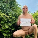 Nackt im Garten