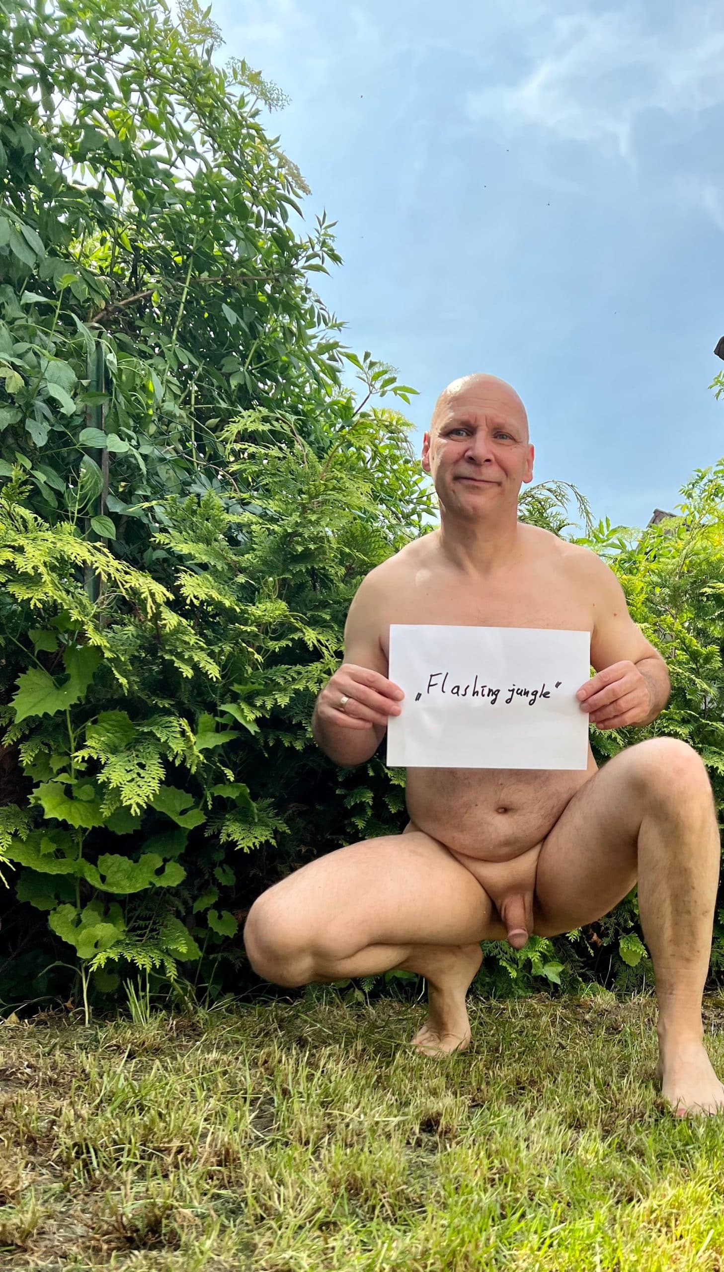 Real Amateurs Dick Flash Pics  : Nackt im Garten