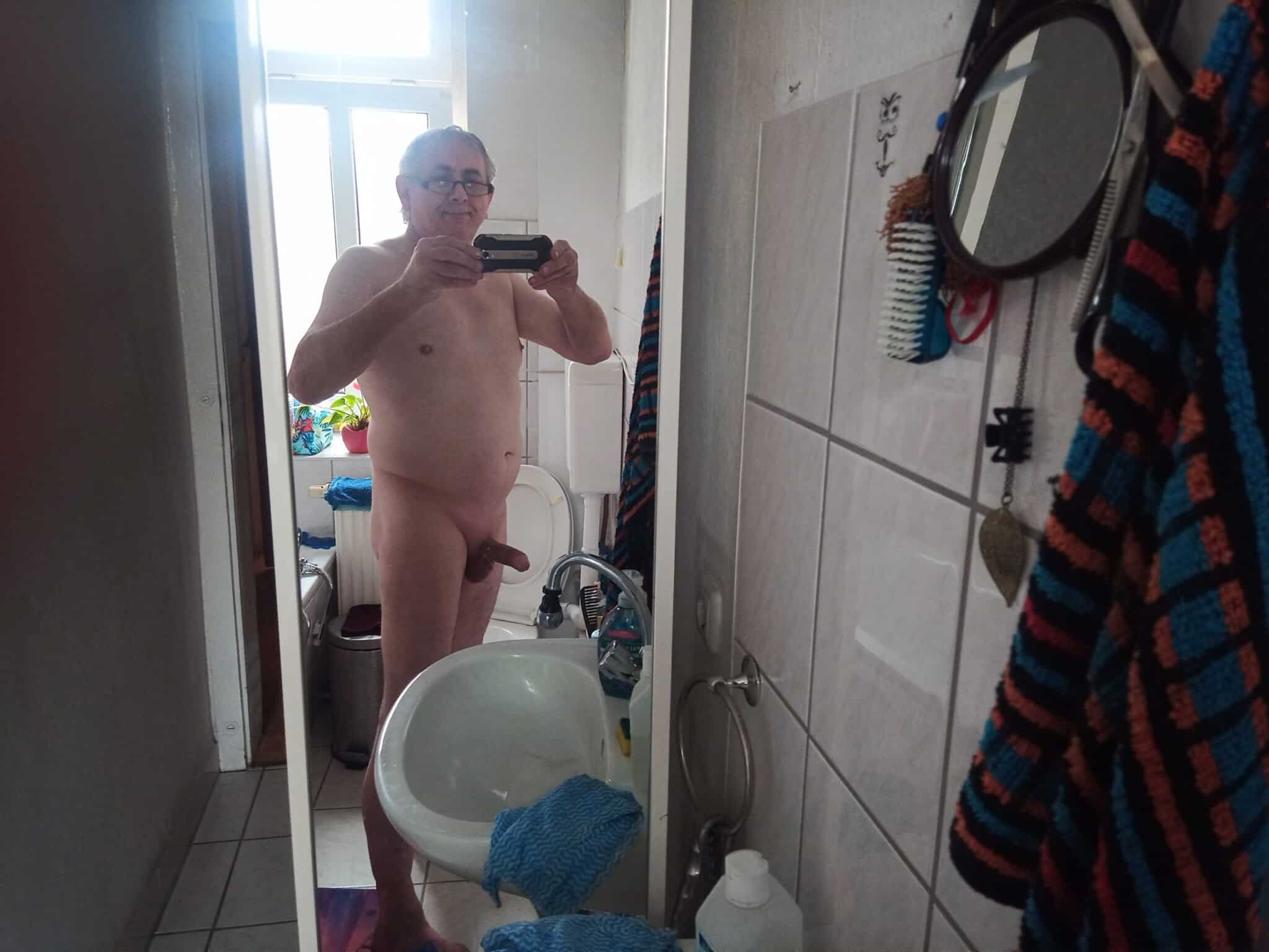 Real Amateurs Dick Flash Pics  : Ich im Spiegel Older man bathroom selfie