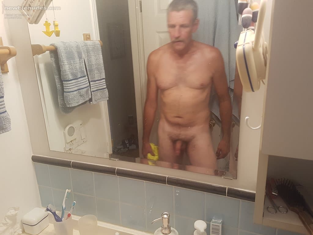 Real Amateurs Dick Flash Pics  : Mature daddy naked in bath is saying “Hi” to all