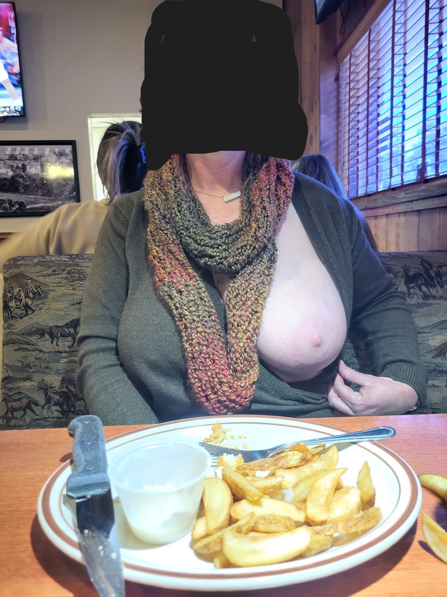 flashing massive boobs - Flashing massive boob in the restaurant - Boobs Flash Pics