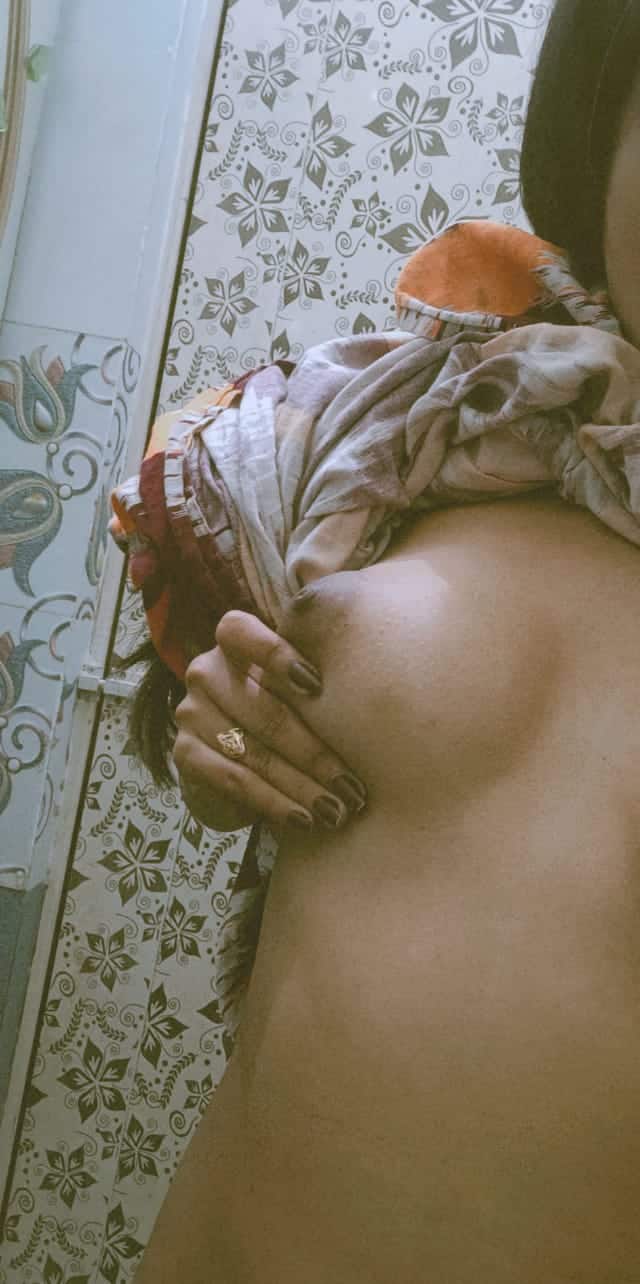 Teen Flashing Pics Real Amateurs Boobs Flash Pics  : Dirm natural boob flash – shy girl toilet selfie