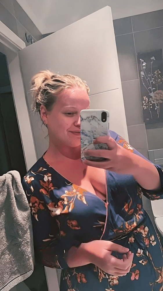 Teen Flashing Pics Real Amateurs  : Horny Horny Blonde Bathroom Mirror Selfie