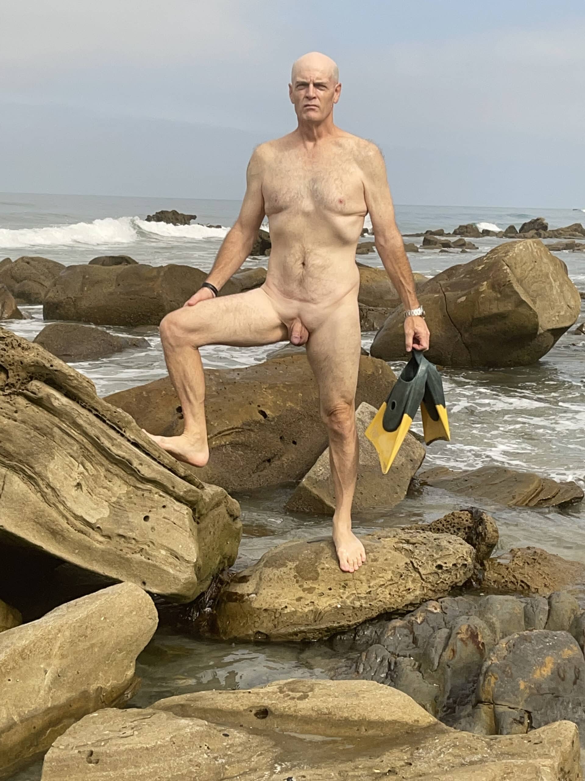 抖叔心已抖 naked - The guy swims completely naked  Naked guy swims in the sea with flippers. - Dick Flash Pics