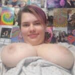 Blonde flashes her tits for a photo