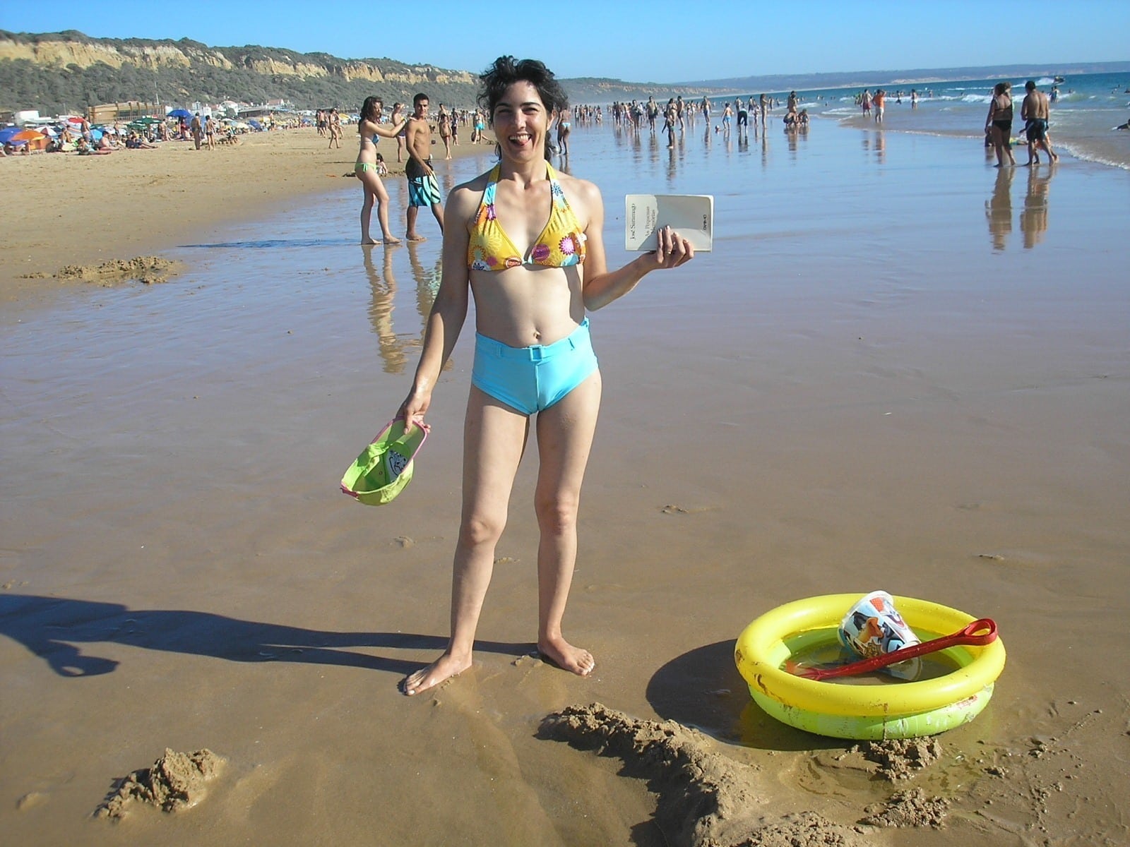 Boobs Flash Pics: Portuguese milf Rosa’s cameltoe A beautiful girl, and she's not shy at all!