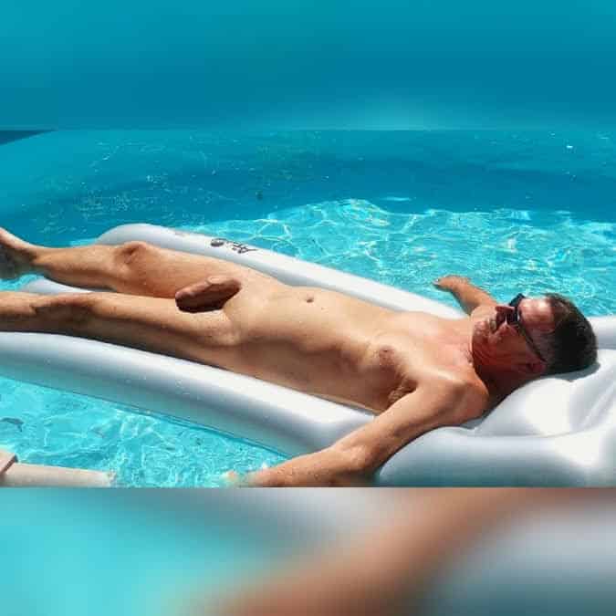 Dick Flash Pics: Naked on the pool Naked on the pool!