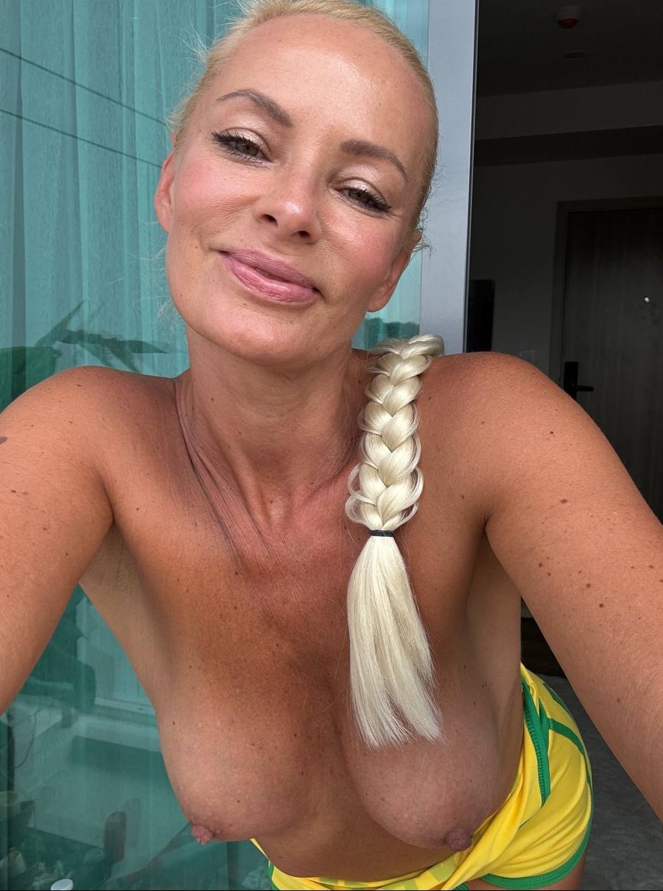 panty pervet milf nud pic - Tits on display from whore Amy These boobs are just TOP! - Bitch Flashing Pics