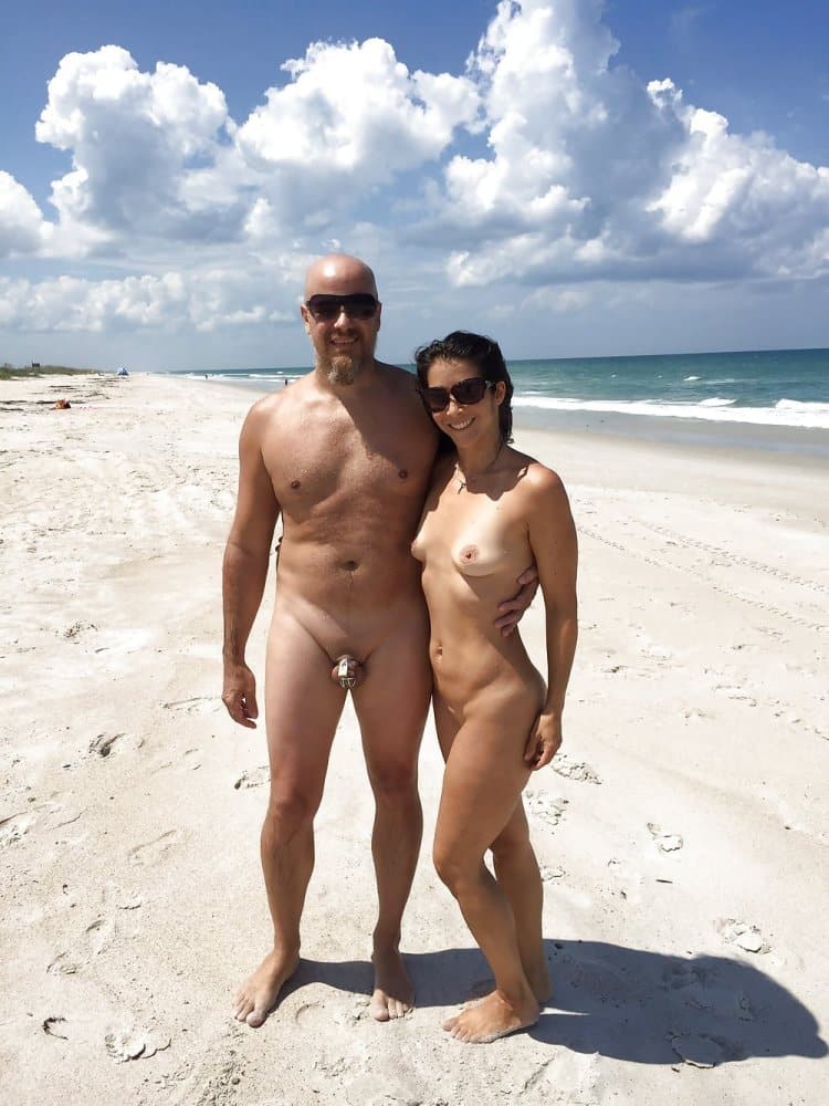 Boobs Flash Pics: Naked couple at the beach Wooooow!!!