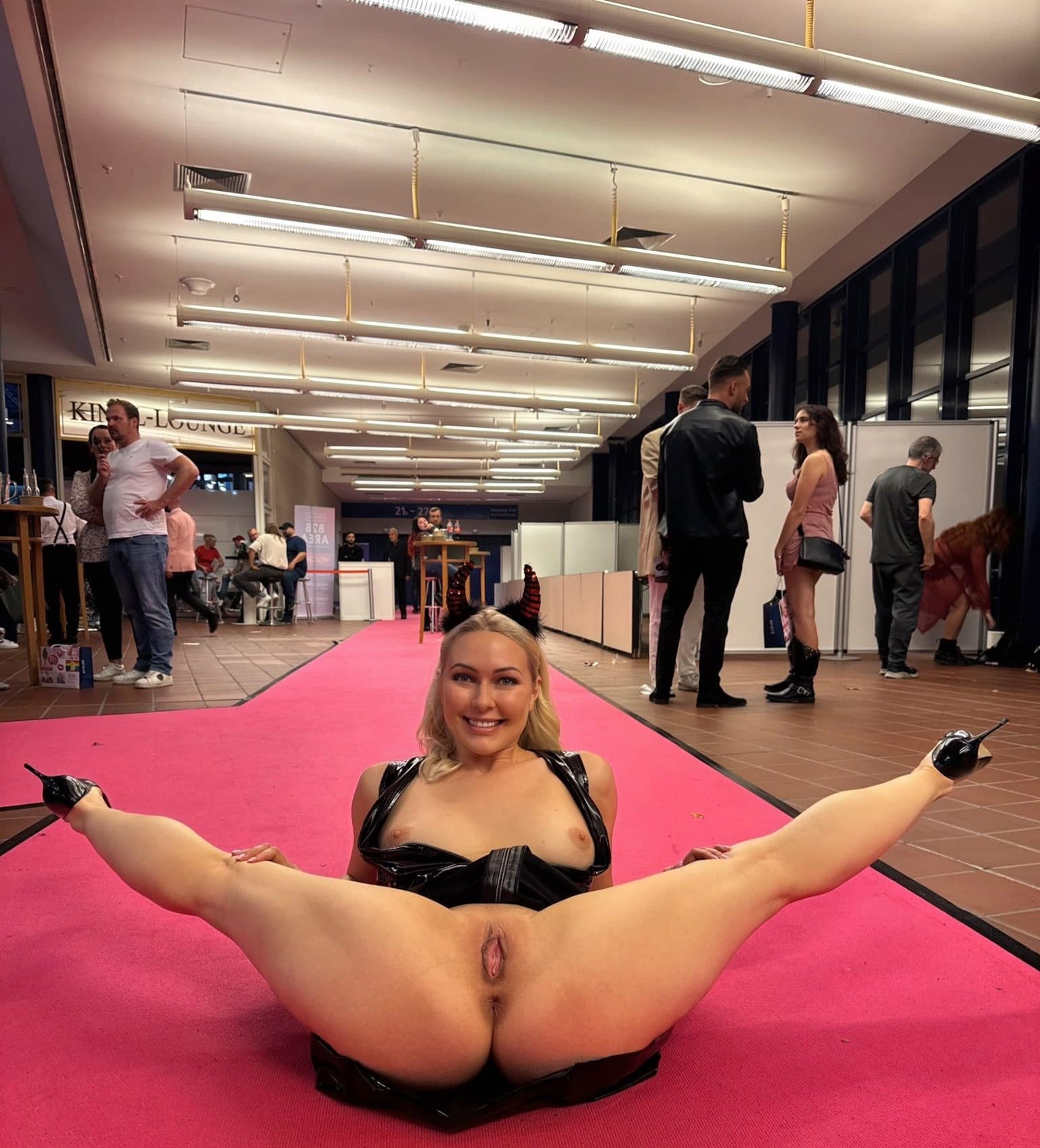 african vip seen this lady with biggest curvy hips and full front nudest pussy with hairy cumception com - Flexible Anna is showing her pussy A hot babe with delicious curves! - Bitch Flashing Pics