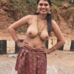 Curvy Indian Woman Flashes Big Boobs on Roadside